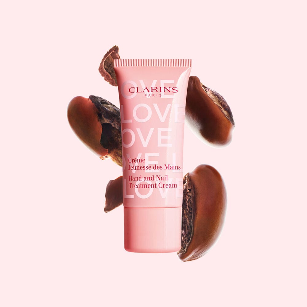 Packshot av Hand Cream Limited Edition Love Collection foran shean&oslash;tt p&aring; en lys rosa bakgrunn, som fremhever hovedingrediensen.
