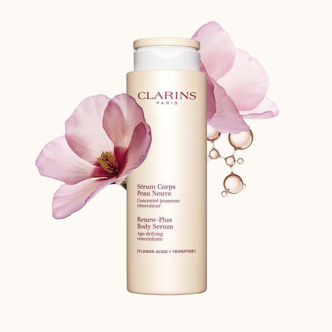 Pakkebilde av Clarins Renew-Plus Body Serum ved siden av blomster og kollagenmolekyler mot en lys beige bakgrunn.