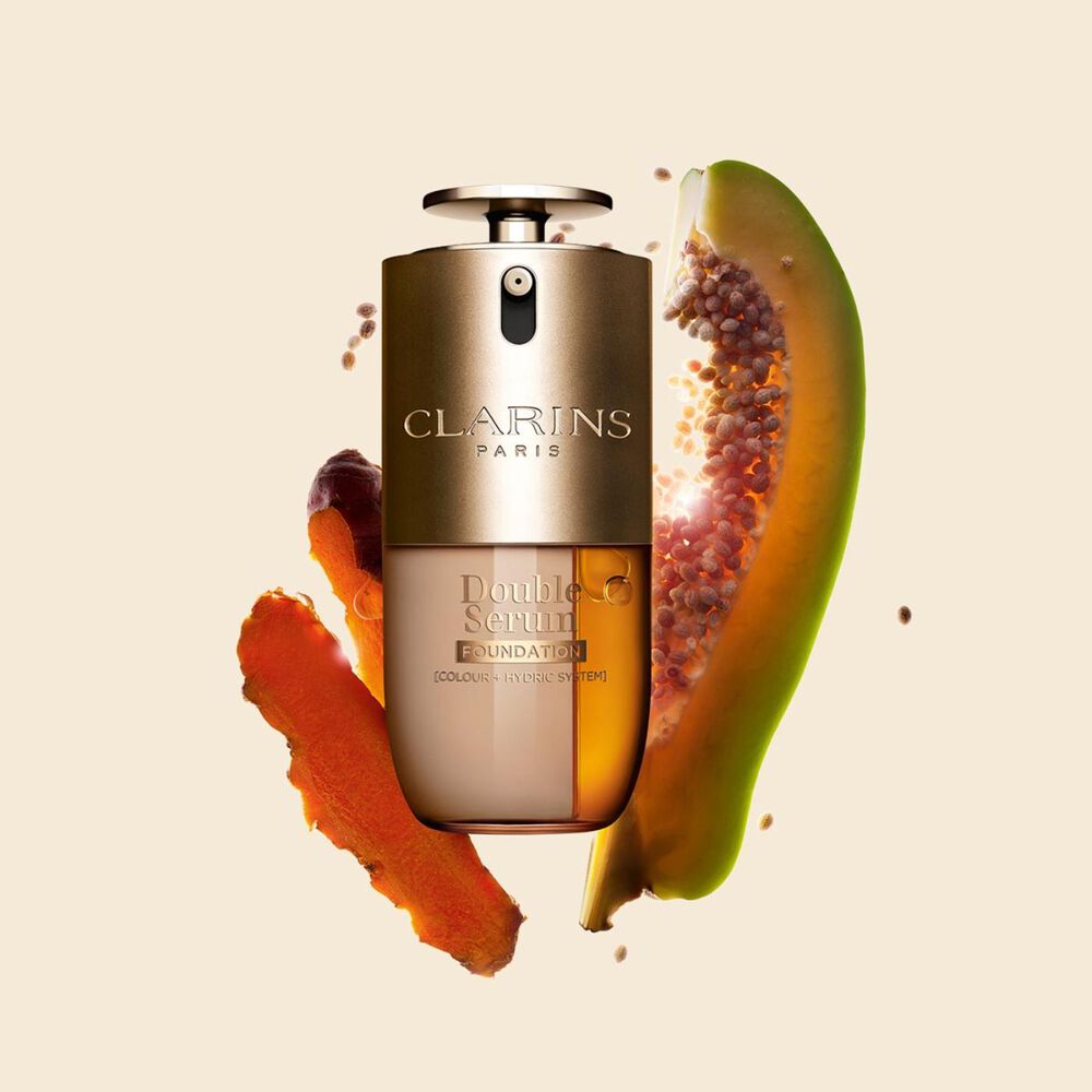 Produktbilde av Clarins Double Serum Foundation, tilgjengelig for alle hudtoner, med n&oslash;kkelingrediensene gurkemeie og papain