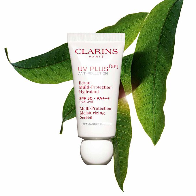 Pakkebilde av en tube med Clarins UV Plus Anti-Pollution Translucent, en fuktighetsgivende krem med SPF 50 mot en hvit bakgrunn.