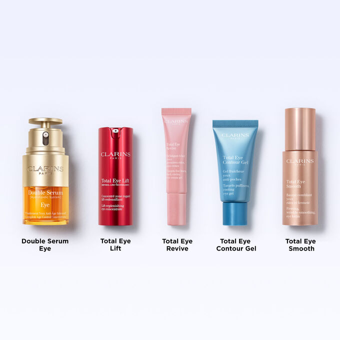 Tube med Clarins Total Eye Contour Gel blant kaffeb&oslash;nner for &aring; illustrere det naturlige opphavet til ingrediensene i produktet.