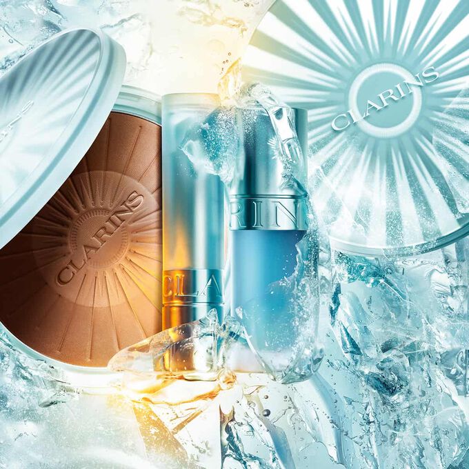 Packshot av Clarins sommarkolleksjon p&aring; is: bronzingpudder, cryo lip oil og kj&oslash;lende leppebalsam som fremhever sommerens must-haves
