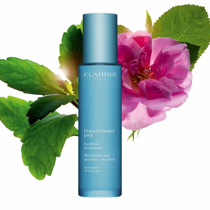 Pakkebilde av Clarins Hydra-Essentiel 23 Emulsion i n&aelig;rheten av en damaskrose og kalanchoeblad mot en bl&aring; bakgrunn.