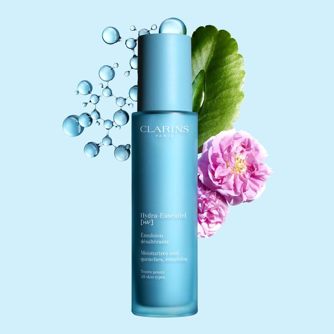 Pakkebilde av Clarins Hydra-Essentiel 23 Emulsion i nærheten av en damaskrose og kalanchoeblad mot en blå bakgrunn.