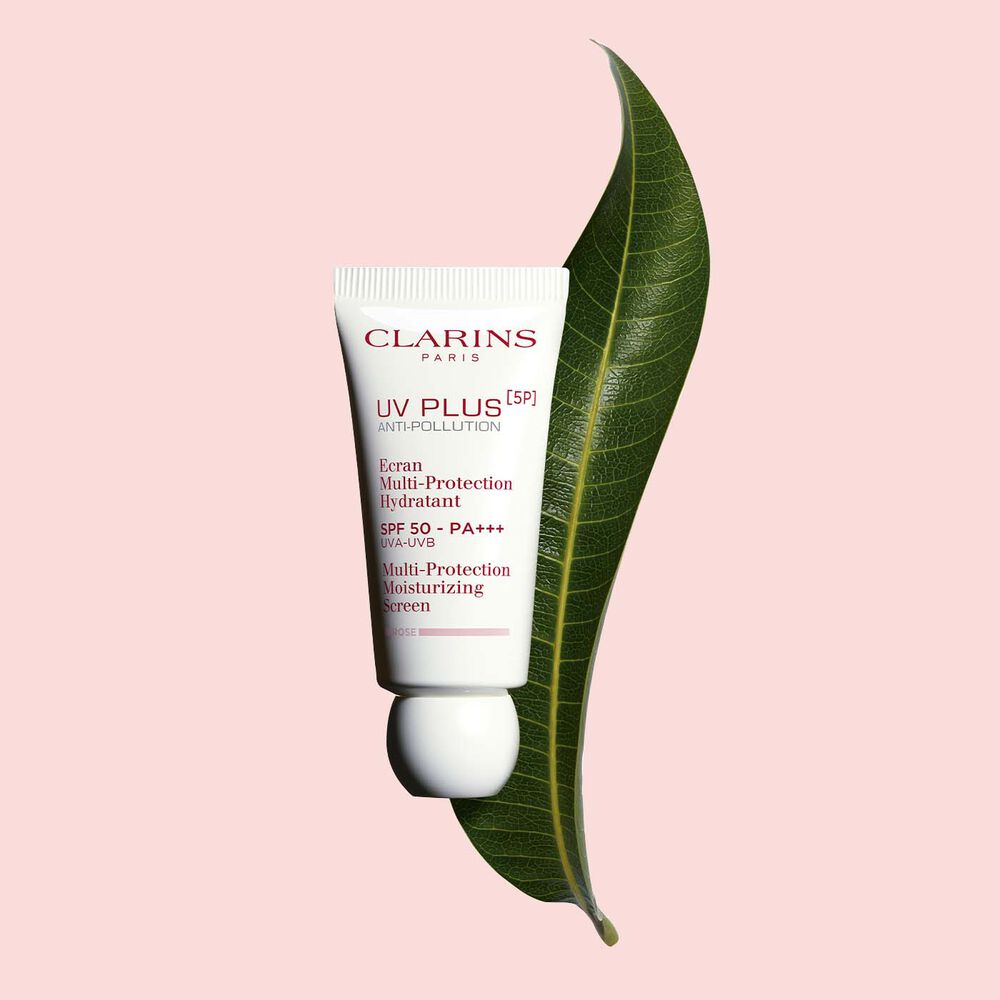 Pakkebilde av en tube med Clarins UV Plus Anti-Pollution Rose, en fuktighetsgivende krem med SPF 50 mot en rosa bakgrunn.