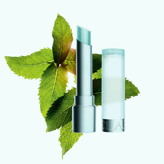 Packshot av Clarins kj&oslash;lende leppebalsam, fremhevet av mynte rundt som understreker den oppfriskende f&oslash;lelsen