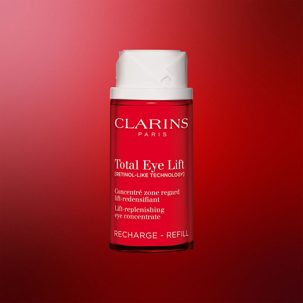 Packshot av Clarins Total Eye Lift anti-age øyekrem med refillforpakning på mørkerød bakgrunn, med fokus på det bærekraftige og påfyllbare designet.