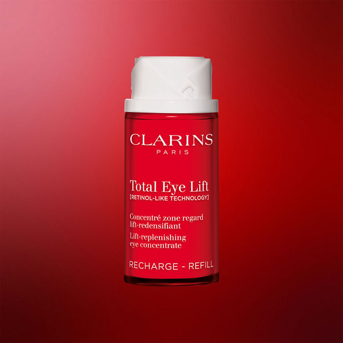 Packshot av Clarins Total Eye Lift anti-age øyekrem med refillforpakning på mørkerød bakgrunn, med fokus på det bærekraftige og påfyllbare designet.