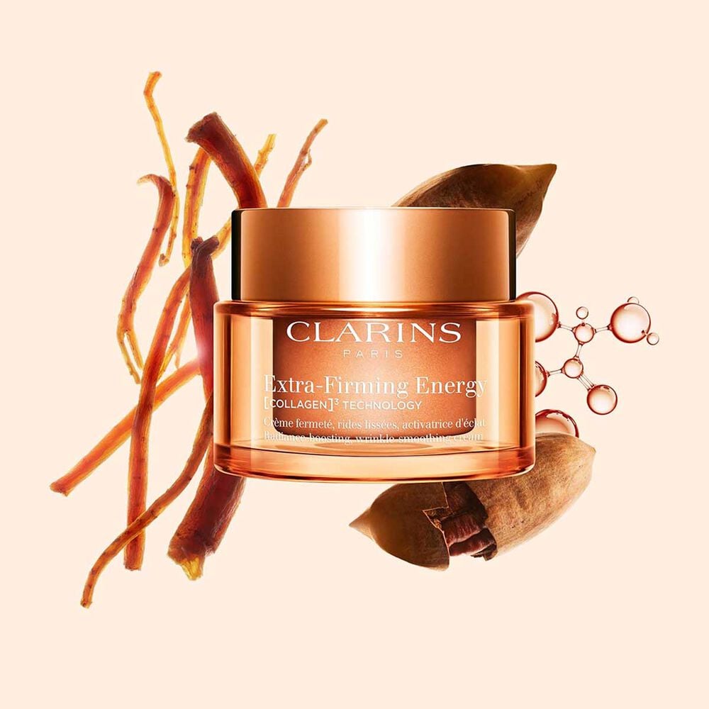 Produktbilde av Extra-Firming Energy-krem fra Clarins ved siden av r&oslash;d ginseng, kollagenmolekyl og mitracarpus mot en beige bakgrunn.