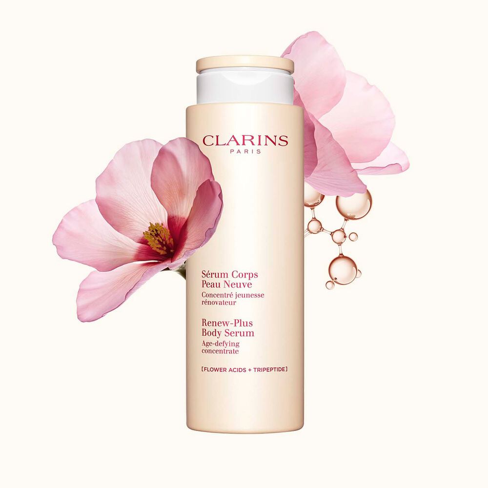 Pakkebilde av Clarins Renew-Plus Body Serum ved siden av blomster og kollagenmolekyler mot en lys beige bakgrunn.