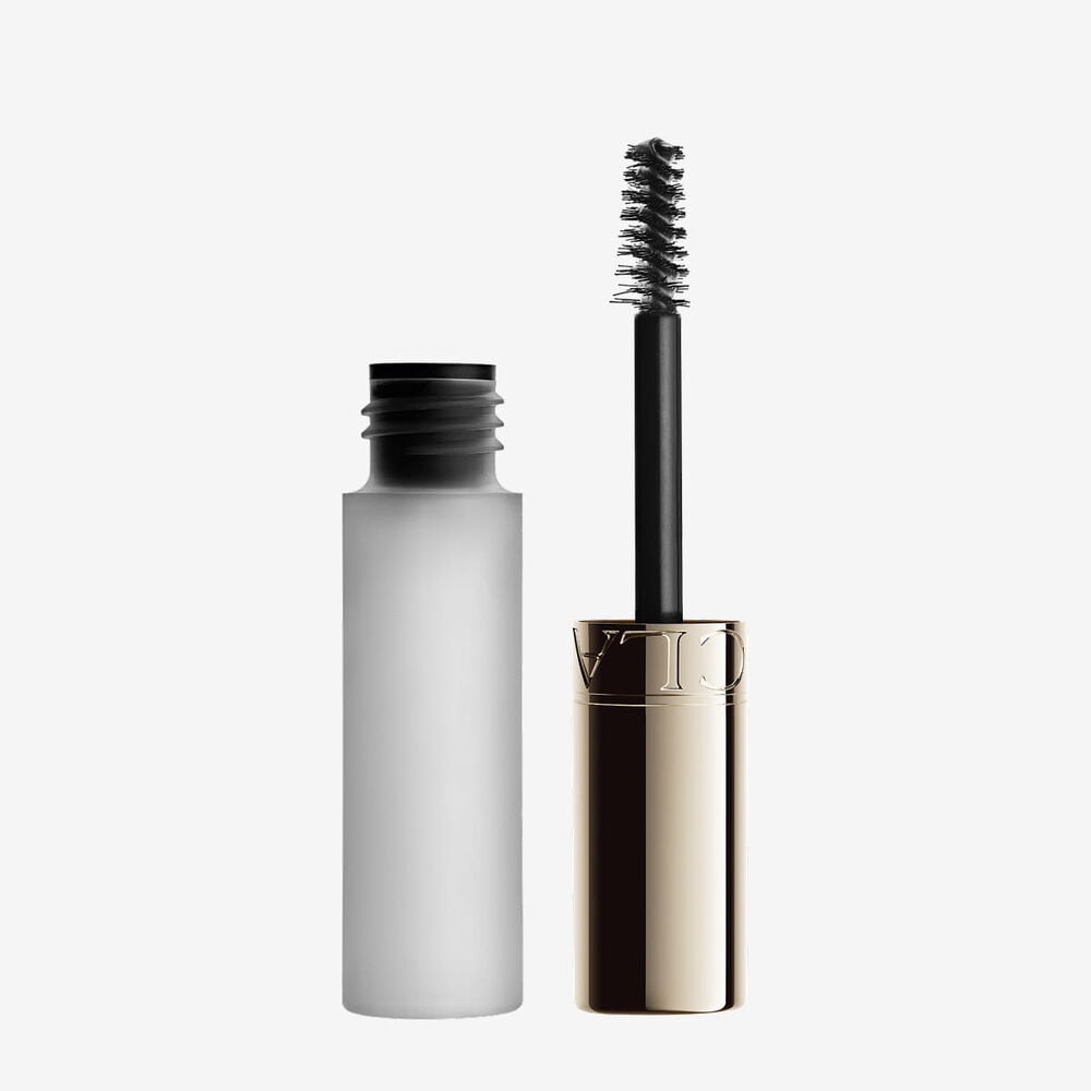 Packshot av Clarins Clear Brow Gel, designet for &aring; forme, l&oslash;fte og fiksere bryn for et velpleid, naturlig og langvarig hold.