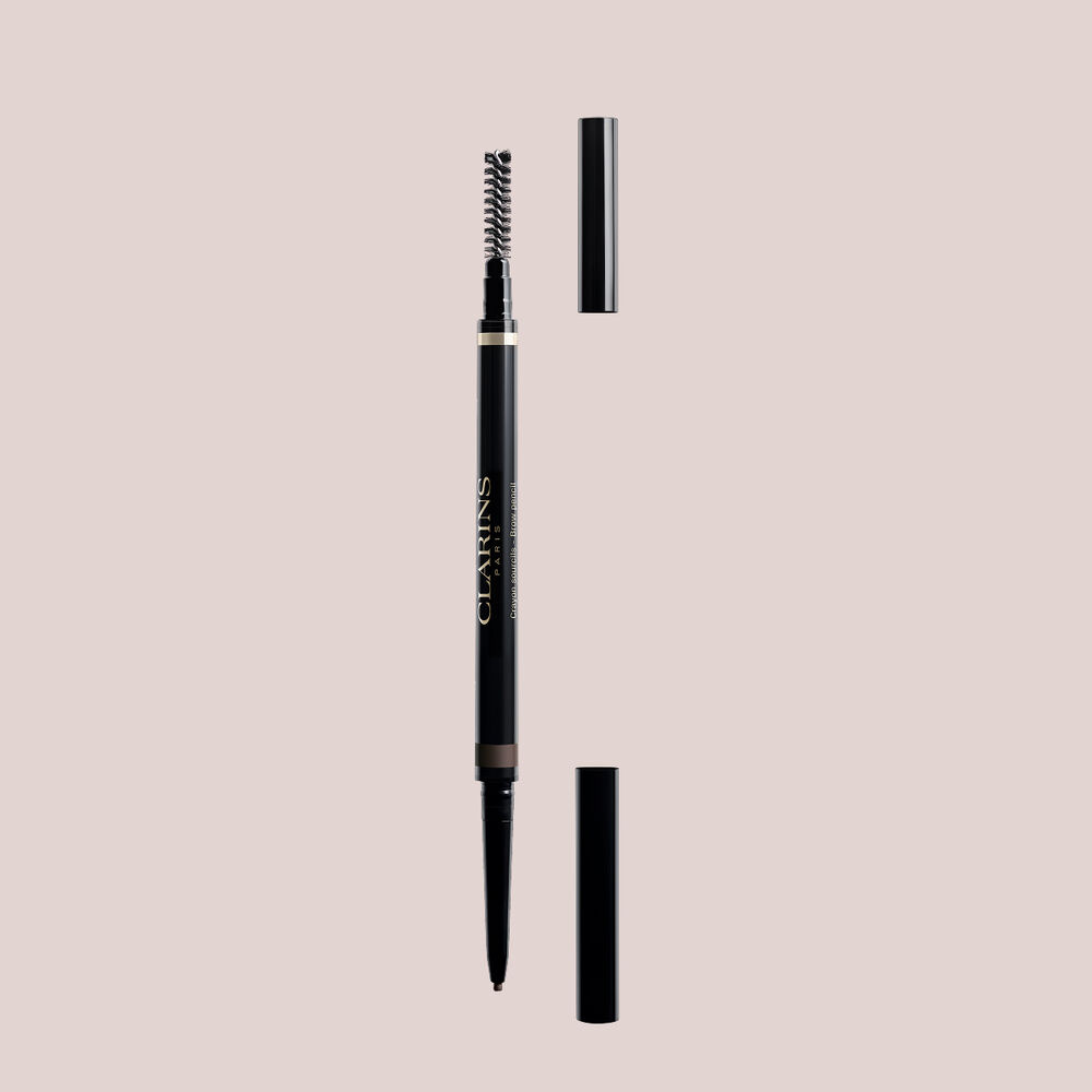 Packshot av Clarins 2-i-1 Dark Brown Brow Pencil med integrert b&oslash;rste og ultrafin uttrekkbar spiss for fyldige, naturlige bryn.