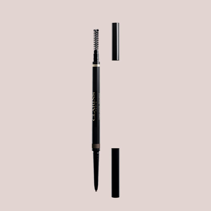 Packshot av Clarins 2-i-1 Dark Brown Brow Pencil med integrert b&oslash;rste og ultrafin uttrekkbar spiss for fyldige, naturlige bryn.