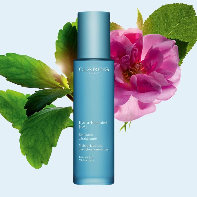 Pakkebilde av Clarins Hydra-Essentiel 23 Emulsion i n&aelig;rheten av en damaskrose og kalanchoeblad mot en bl&aring; bakgrunn.
