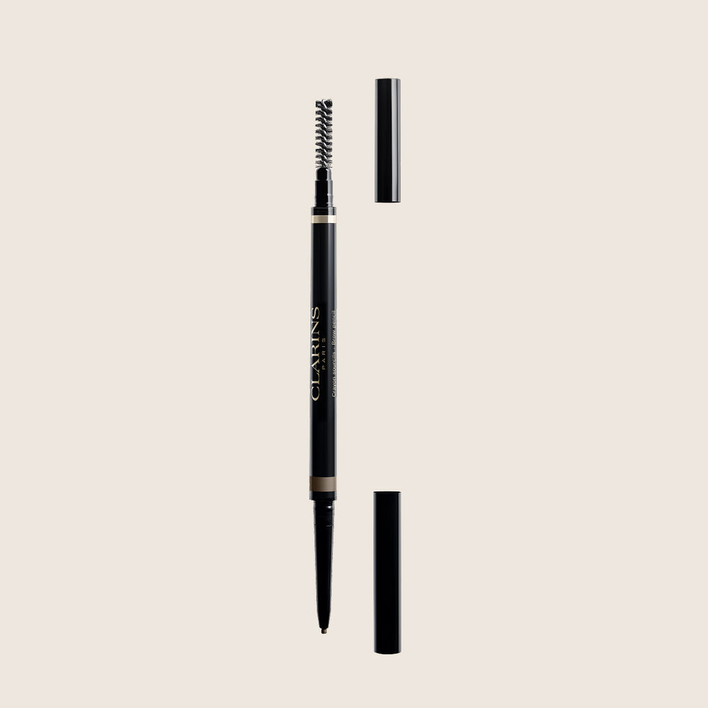 Packshot av Clarins 2-i-1 Light Brown Brow Pencil med integrert b&oslash;rste og ultrafin uttrekkbar spiss for naturlige bryn.