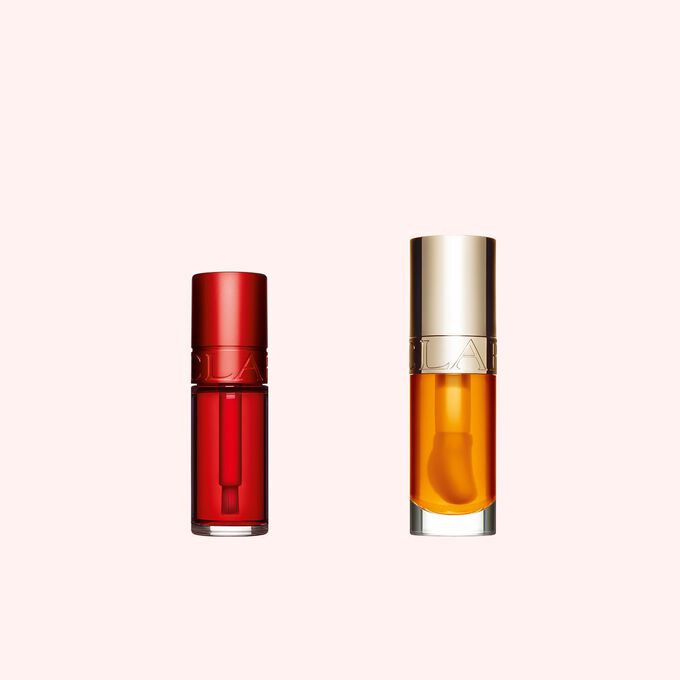 Utvalg av Clarins glansprodukter for daglig fuktige og naturlig fargede lepper med en strålende finish.