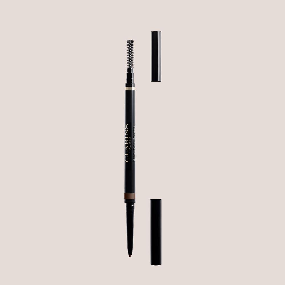 Packshot av Clarins 2-i-1 Warm Brown Brow Pencil med integrert b&oslash;rste og ultrafin uttrekkbar spiss for naturlige, definerte bryn.