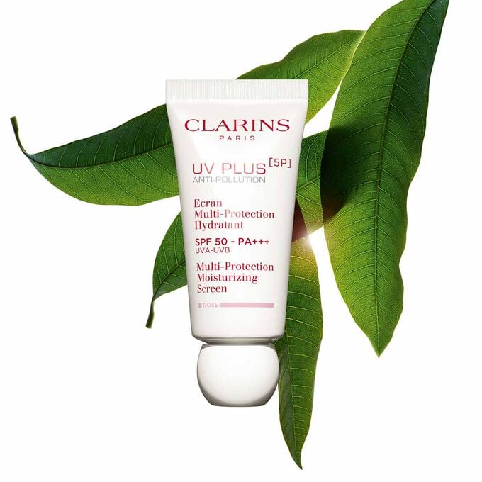 Pakkebilde av en tube med Clarins UV Plus Anti-Pollution Rose, en fuktighetsgivende krem med SPF 50 mot en rosa bakgrunn.