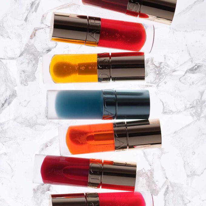 Presentasjon av alle Clarins Lip Comfort Oils p&aring; is, med fokus p&aring; den nye kj&oslash;lende leppeoljen og dens oppfriskende og beroligende effekt