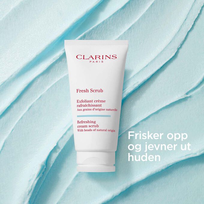 Clarins Fresh Scrub for ansiktet p&aring; en kremet, teksturert bakgrunn som fremhever dens utjevnende og oppfriskende effekt.