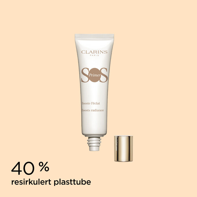Pakkebilde av SOS Primer White fra Clarins med tekst som fremhever at emballasjen er laget av 40 % resirkulert plast.