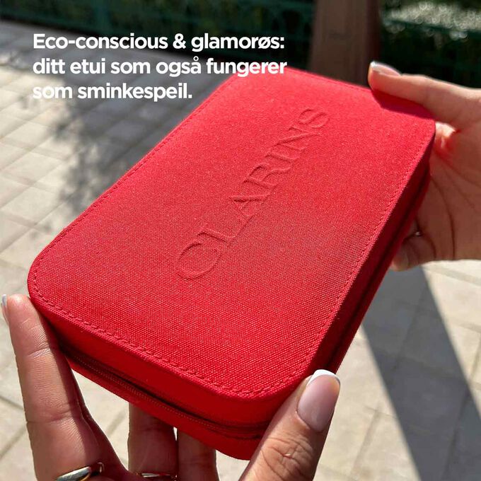 Nærbilde av etuiet, som viser dets røde design og speil.