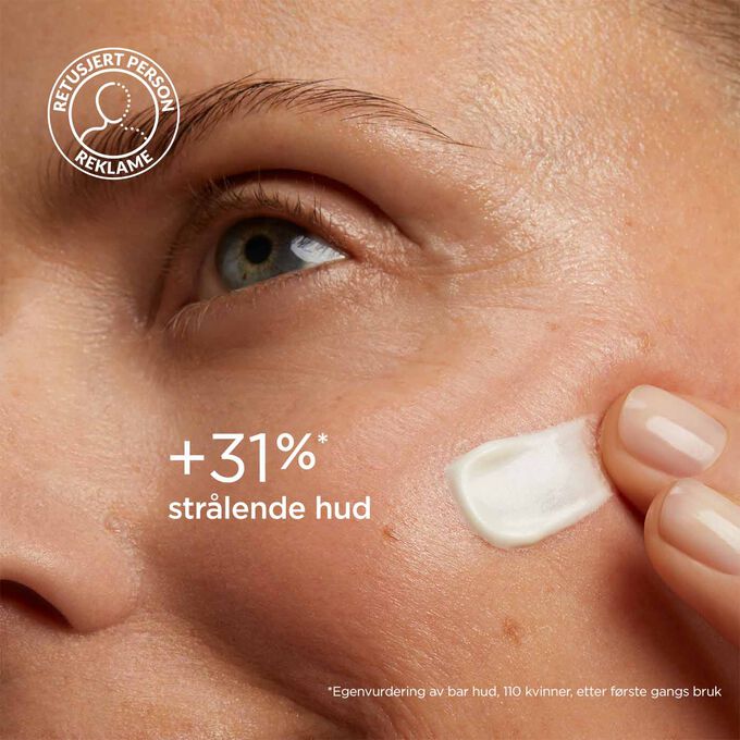 Kvinne med lukkede øyne med SOS Primer White fra Clarins på ansiktet for å illustrere at den reduserer tretthetstegn med 20 %