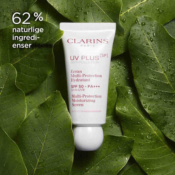 Pakkebilde av Clarins UV Plus Anti-Pollution Rose blant økologiske mangoblader som fremhever at den inneholder 62 % naturlige ingredienser.