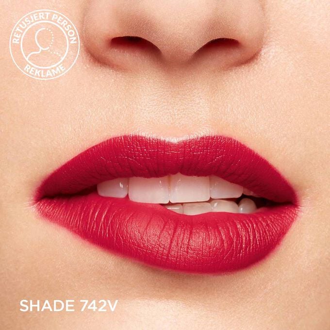 Nærbilde av en kvinnes lepper som illustrerer resultatet, både farge og fuktighet, av Joli Rouge i nyanse 742 V.