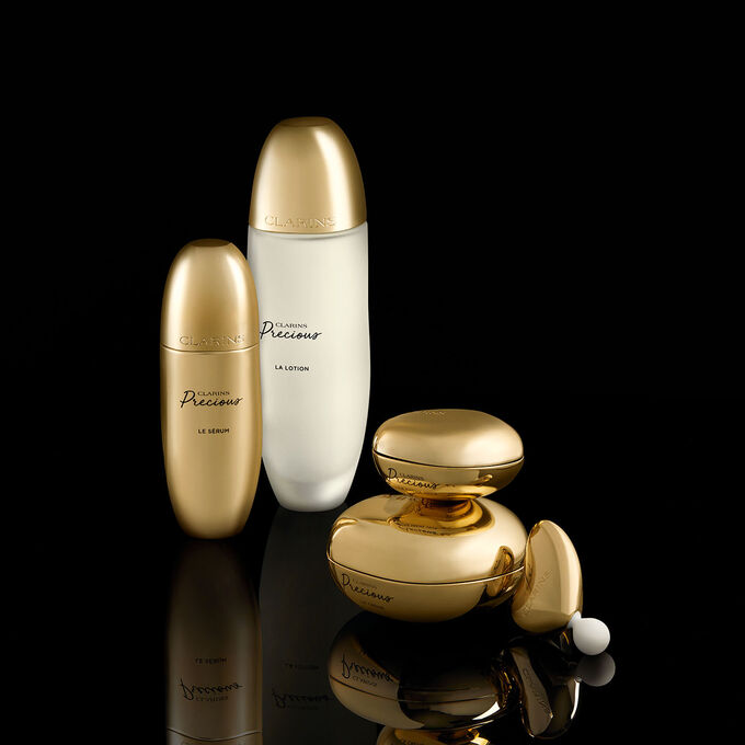 Pakkebilde av den luksuriøse hudpleieserien Clarins Precious som utgjør den perfekte anti-aldringsrutinen.