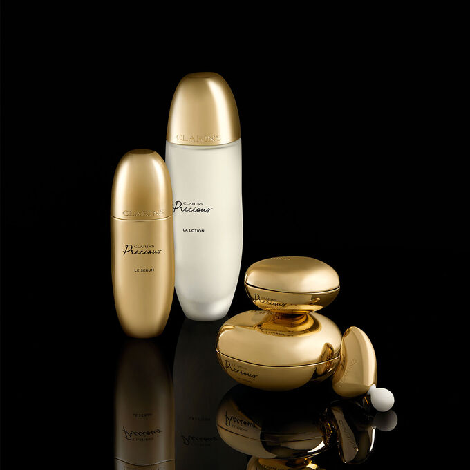Pakkebilde av den luksuriøse hudpleieserien Clarins Precious som utgjør den perfekte anti-aldringsrutinen.