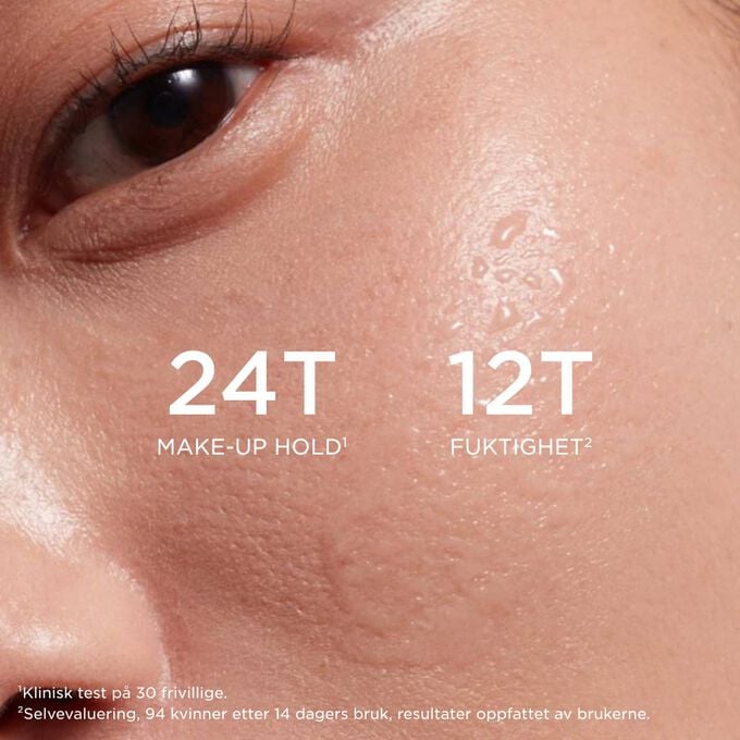 Fokus p&aring; en kvinnes kinn mens hun p&aring;f&oslash;rer Love Collection Fix Make-Up Spray, som fremhever 24T holdbarhet p&aring; sminken og 12T fuktighetseffekt.