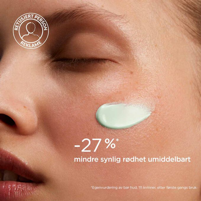 Kvinne med lukkede øyne med SOS Primer Green fra Clarins på ansiktet for å illustrere at den reduserer rødhet med 27 %.
