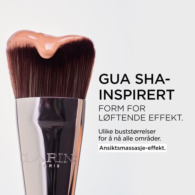 Fokus p&aring; Double Serum Foundation-b&oslash;rster med ulike bustst&oslash;rrelser for &aring; n&aring; alle omr&aring;der og gi en ansiktsmassasje-effekt.