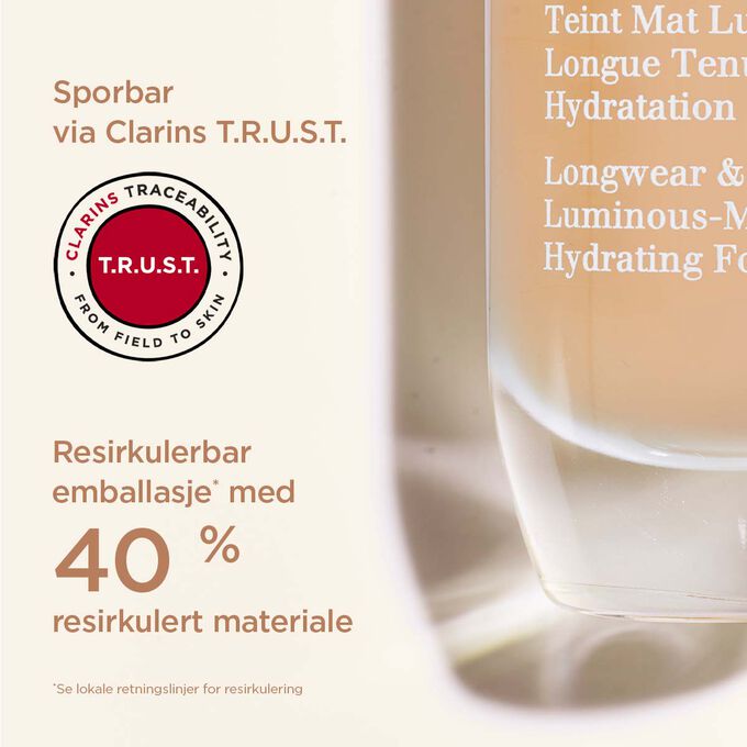 N&aelig;rbilde som fremhever emballasje laget av 40 % resirkulerte materialer og sporbarhet via Clarins T.R.U.S.T.