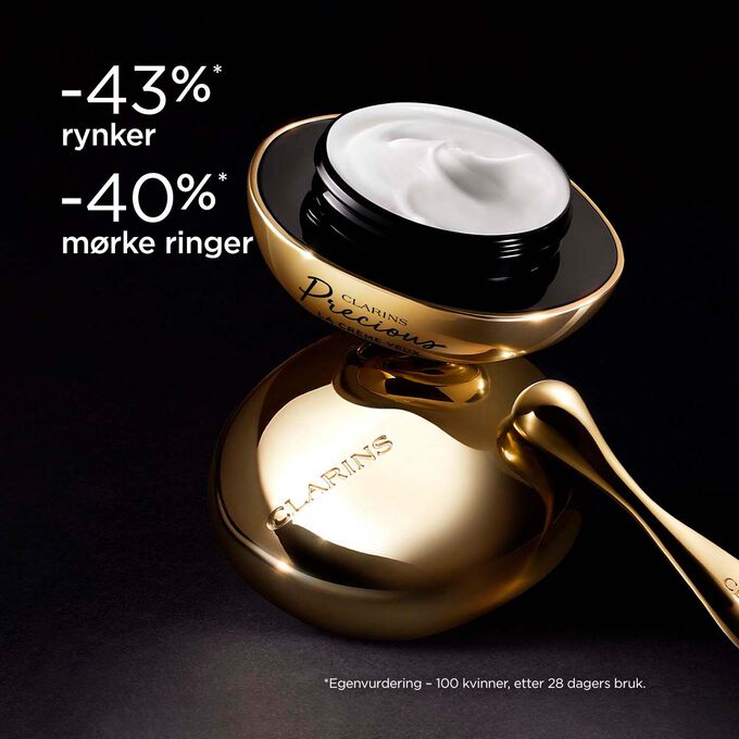 Clarins Precious Eyes øyekrem mot en mørk bakgrunn med tekst som fremhever kraften til å få huden til å se fem år yngre ut