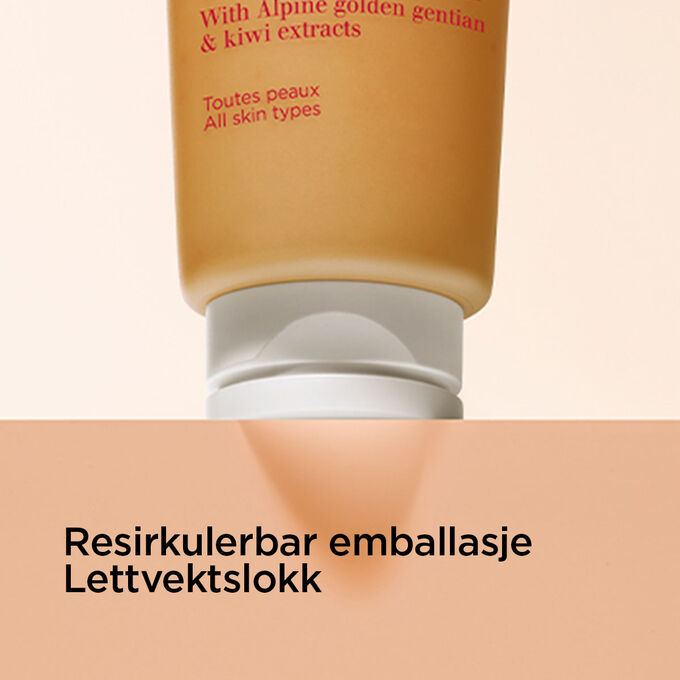Fokus p&aring; bunnen av Express Exfoliating Cleanser for &aring; illustrere den resirkulerbare emballasjen og det lette lokket.