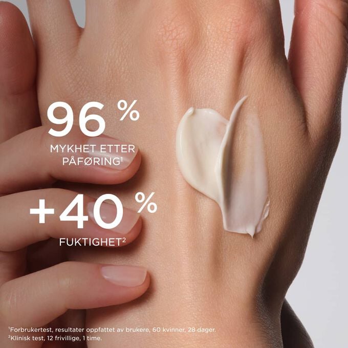 Fokus p&aring; en kvinnes h&aring;nd som p&aring;f&oslash;rer Love Collection Hand Cream, som fremhever mykhet etter p&aring;f&oslash;ring og forbedret fuktighet.