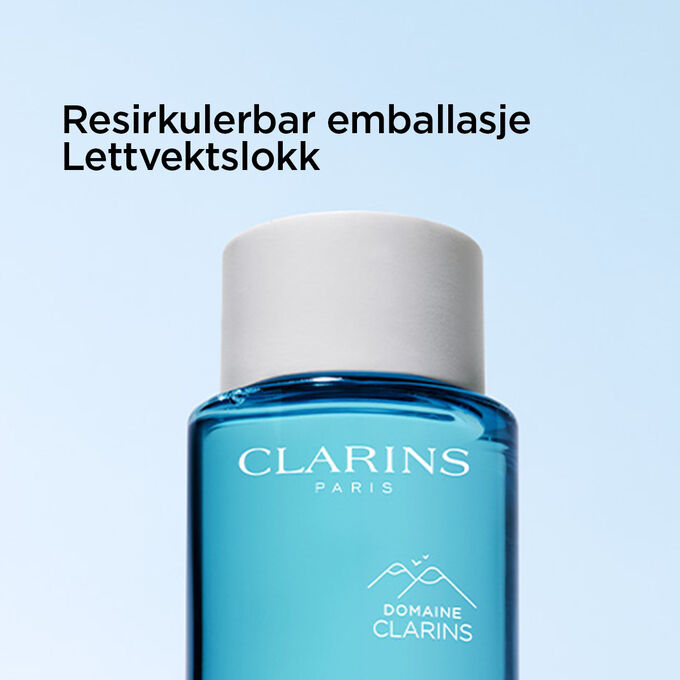 Fokus p&aring; toppen av flasken med &oslash;yesminkefjerner for &aring; illustrere den resirkulerbare emballasjen og det lette lokket.