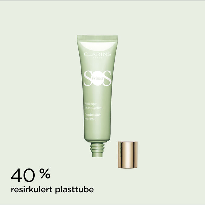 Pakkebilde av SOS Primer Green fra Clarins med tekst som fremhever at emballasjen er laget av 40 % resirkulert plast.