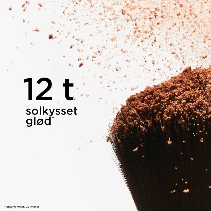 Fokus p&aring; toppen av en pudderb&oslash;rste som sprer bronzingpudder og illustrerer dens 12-timers solkysset effekt for en str&aring;lende finish