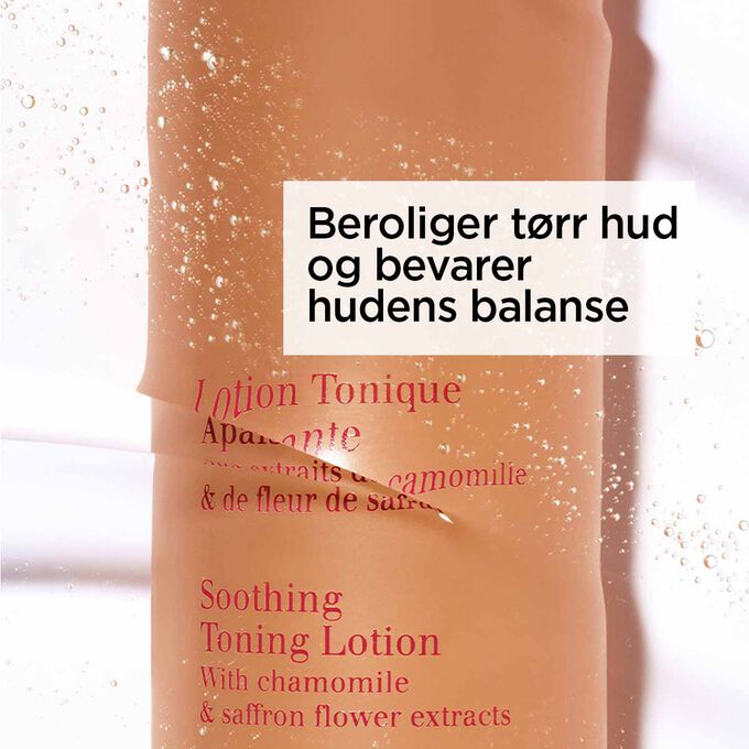 Packshot av den oransje flasken med beroligende ansiktsvann delvis under vann med tekst om dens beroligende og fuktighetsgivende effekt.