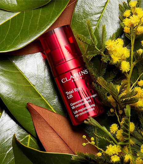Total Eye Lift med natur i bakgrunnen