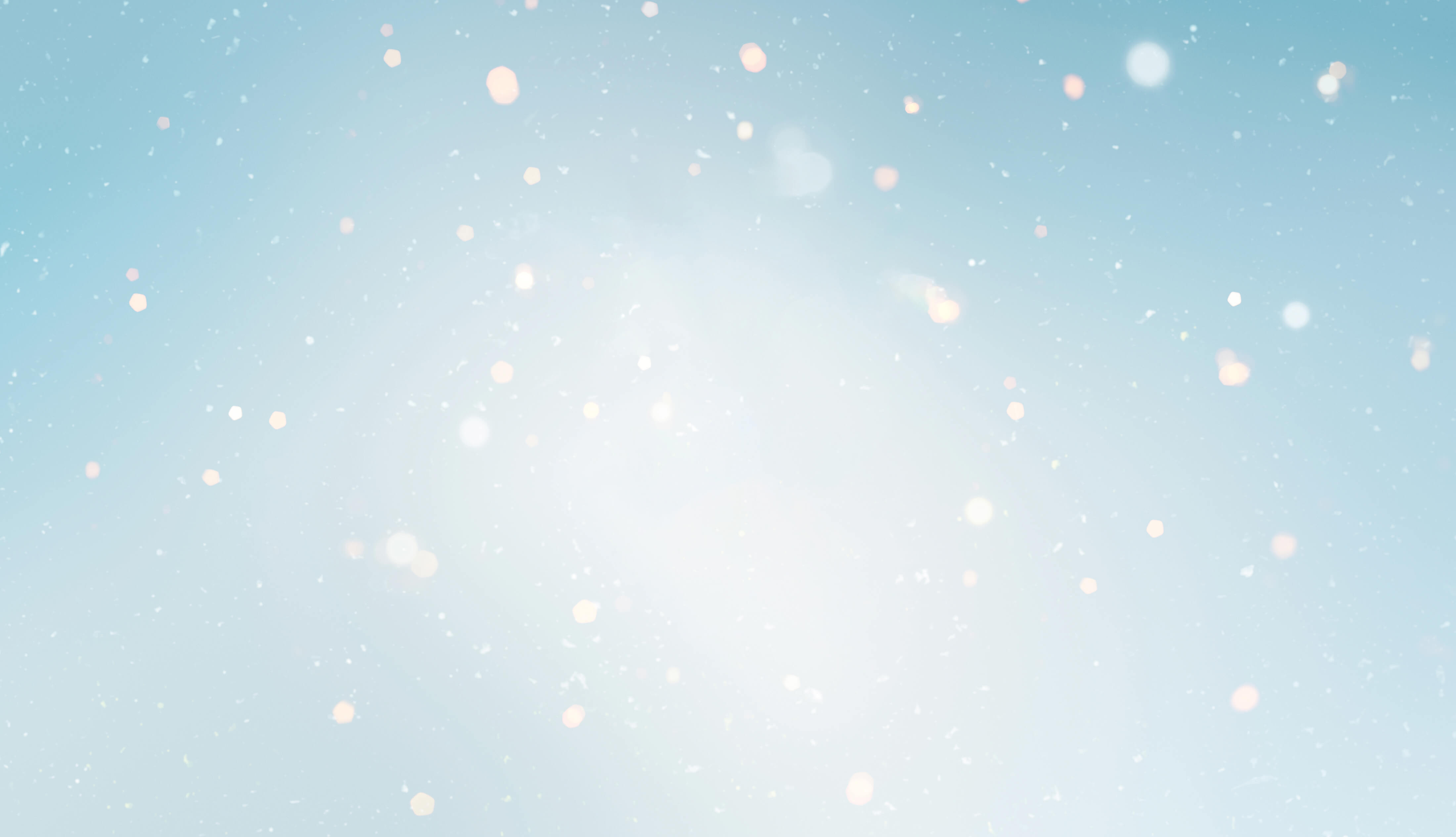 Utdrag fra Clarins julekampanjevideo 2025, som viser en skiløper som sklir ned et juletre fylt med Clarins-produkter.