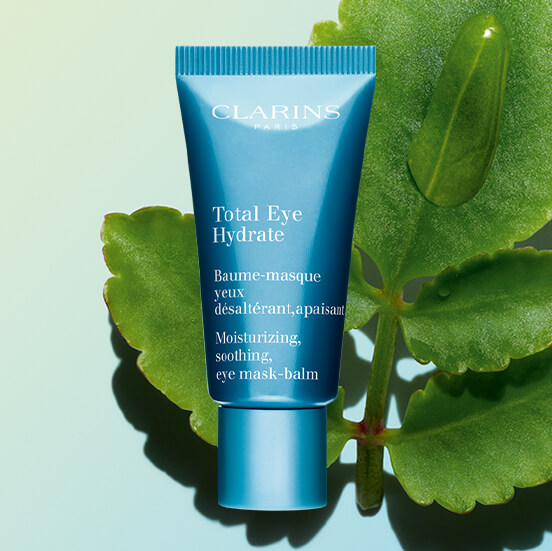 Total Eye Hydrate med natur i bakgrunnen