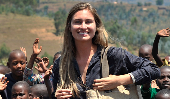 Bilde av Lauren Bush sammen med noen barn